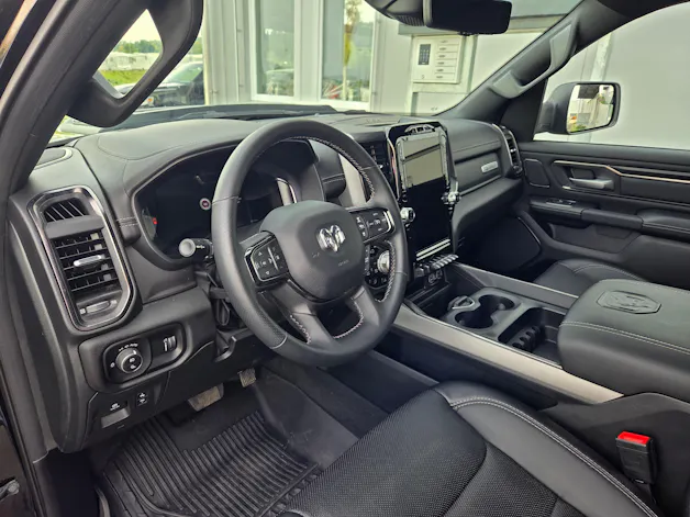 DODGE Ram 1500 5.7 V8 4x4 Rebel 396PS / 3.5T AHK
