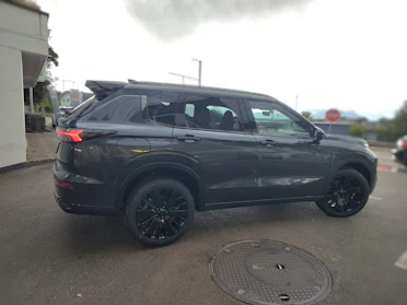 MITSUBISHI OUTLANDER 8