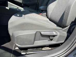 https://vehicle.imgix.net/4373062/8dfa8191-46cf-44b7-b104-9c1b2718686c.jpg