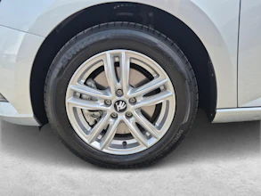 https://vehicle.imgix.net/4373741/b1646a93-7c00-4971-9e98-7b81cf41e5e7.jpg