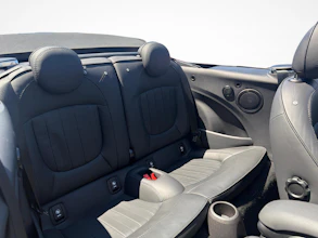 https://vehicle.imgix.net/4373955/211efdac-8d4b-4c43-ada7-a43d649a2d43.jpg