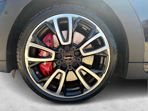https://vehicle.imgix.net/4373955/8c7d72c3-0513-4751-beae-c5b41c7fd0f0.jpg