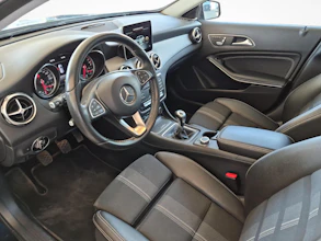 https://vehicle.imgix.net/4375440/ff73985d-0cb3-4f1e-b6ff-44ca33f258e5.jpg