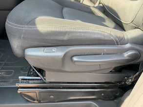 https://vehicle.imgix.net/4375531/21a39fae-5613-4dd1-b9ac-0837468b9dc7.jpg