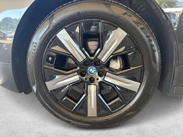 BMW iX xDrive50 / ab 3,99% Leasing bei Abschluss einer Protect Autoversicherung