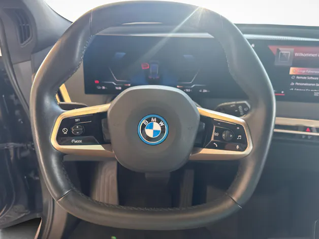 BMW iX xDrive50 / ab 3,99% Leasing bei Abschluss einer Protect Autoversicherung
