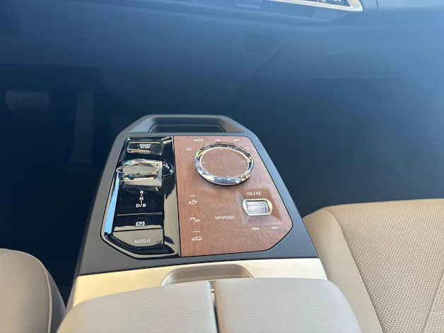 BMW iX xDrive50 / ab 3,99% Leasing bei Abschluss einer Protect Autoversicherung