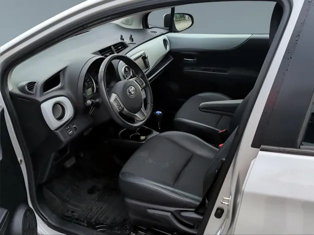 Toyota Yaris 1.5 VVT-i HSD Sol
