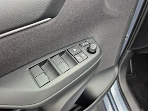 https://vehicle.imgix.net/4375843/4c32e485-96f9-43a3-903b-66d7859ccbc3.jpg