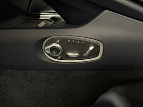 https://vehicle.imgix.net/4376087/8a8d4d9f-33b2-4bb1-8d55-47785a6fe11b.jpg