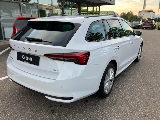 SKODA Octavia Combi 2.0 TSI DSG Selection 4x4