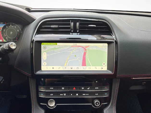 Jaguar F-Pace 2.0 T 300 R-Sport AWD + Pneumatici invernali