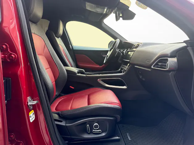 Jaguar F-Pace 2.0 T 300 R-Sport AWD + Pneumatici invernali