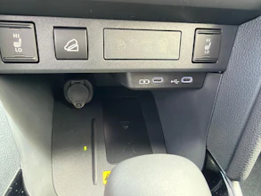 https://vehicle.imgix.net/4377402/f3a9e763-c706-4015-a2a5-2ccb892db6a5.jpg