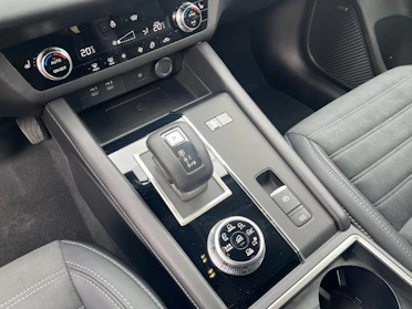MITSUBISHI OUTLANDER 17