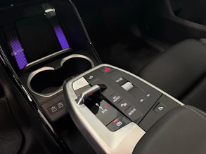 https://vehicle.imgix.net/4378091/a44acb2a-574e-4174-970f-8cea946c2b06.jpg