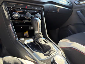 https://vehicle.imgix.net/4378433/bf2799d8-6964-4fa3-9790-f0777553a52a.jpg