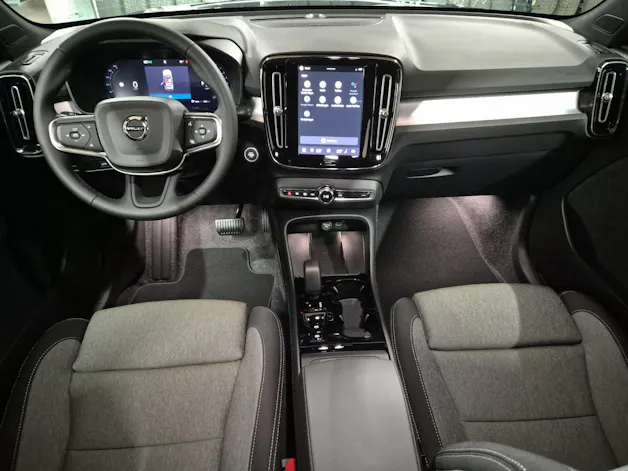 VOLVO XC40 2.0 B3 MH Plus Dark