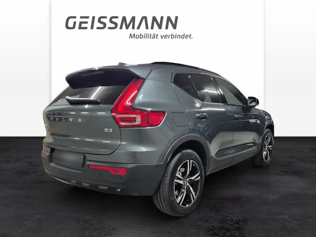 VOLVO XC40 2.0 B3 MH Plus Dark