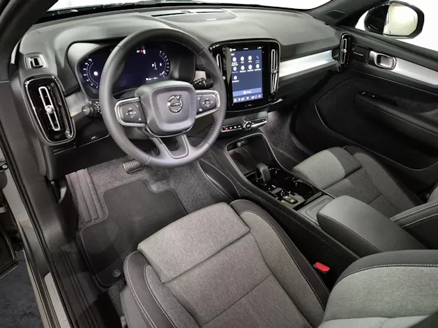 VOLVO XC40 2.0 B3 MH Plus Dark