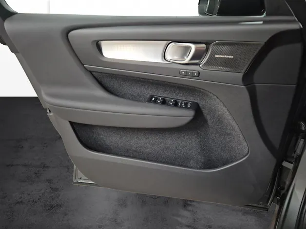 VOLVO XC40 2.0 B3 MH Plus Dark