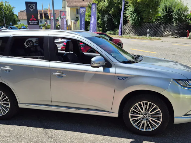 Mitsubishi Outlander PHEV Diam. 4WD mit 1.5t AHK