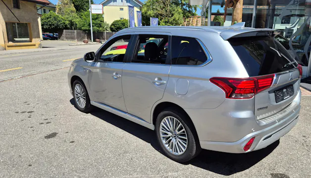 Mitsubishi Outlander PHEV Diam. 4WD mit 1.5t AHK