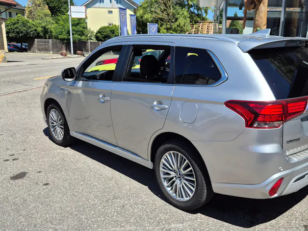 Mitsubishi Outlander PHEV Diam. 4WD mit 1.5t AHK