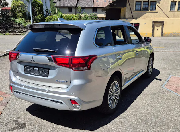 Mitsubishi Outlander PHEV Diam. 4WD mit 1.5t AHK