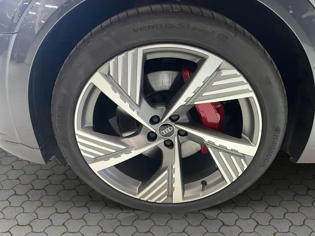 Audi Q8 55 e-tron Black Edition quattro