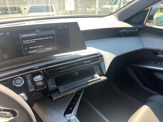 PEUGEOT 5008 NEW 97kWh Long Range Allure