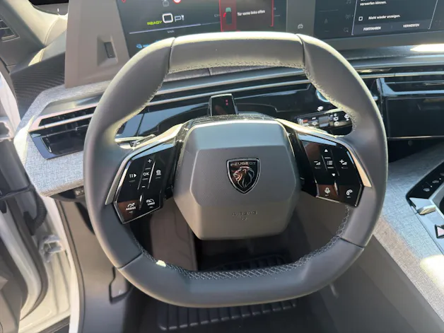 PEUGEOT 5008 NEW 97kWh Long Range Allure