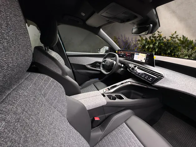 PEUGEOT 3008 e-Allure Premium AWD