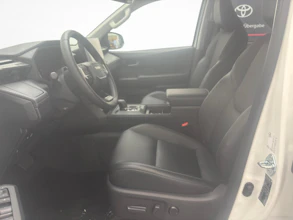 https://vehicle.imgix.net/4380532/d17335b7-3e81-47c3-8841-7bd39b14eaa8.jpg