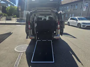 VW Caddy Max 1.5 TSI DSG mit Heckrollstuhlrampe