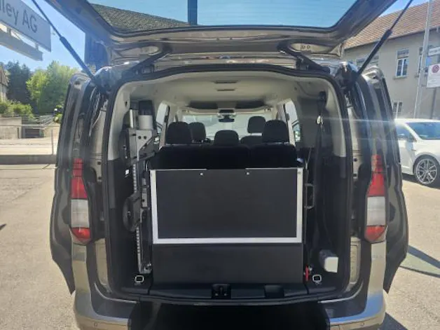 VW Caddy Max 1.5 TSI DSG mit Heckrollstuhlrampe