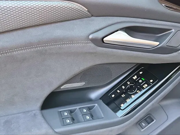 Audi A6 Avant e-tron quattro Mythosschwarz Metalic