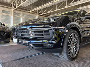 Porsche Cayenne Platinum Edition | CH Swiss Package | Porsche Approved bis 06/2027 | Luftfederung | Komfortsitze | 21" |