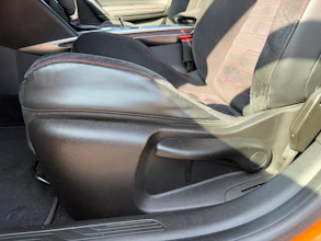 https://vehicle.imgix.net/4381252/7d02dbc3-b5f3-449e-b555-a4aa17ac9caf.jpg