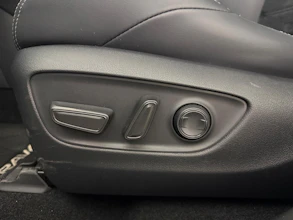 https://vehicle.imgix.net/4381878/2293230f-1e48-4e76-835d-5560da4cd764.jpg