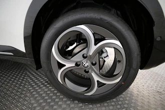 https://vehicle.imgix.net/4381929/b91730d8-f733-41e7-86dd-c87d6445649d.jpg