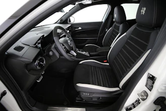 https://vehicle.imgix.net/4381929/c8d1fcdb-d8b4-4caa-8641-83e33c865494.jpg