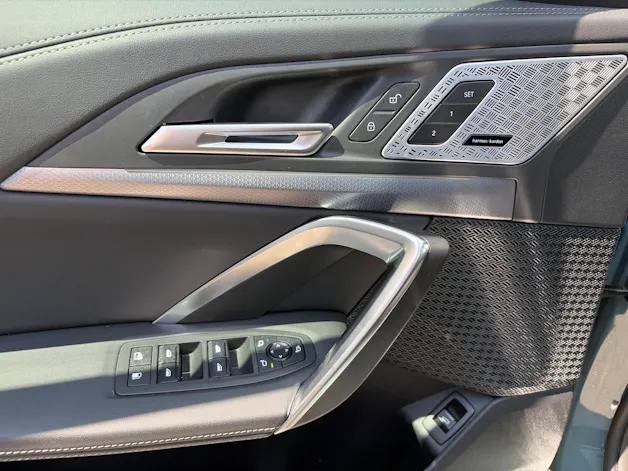 BMW X1 30e xDrive paddles M Sport