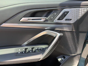 https://vehicle.imgix.net/4381994/b3235494-aa6d-4409-880b-5c0c2e28eb92.jpg