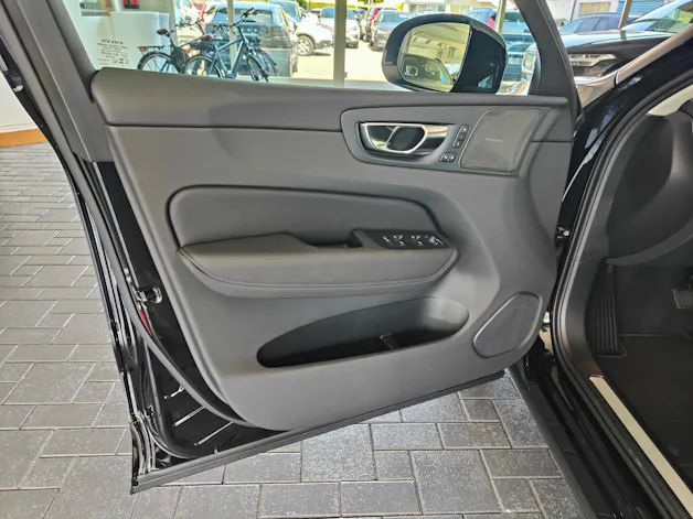 VOLVO XC60 T8 eAWD PluginHybrid Ultra Dark Geartronic