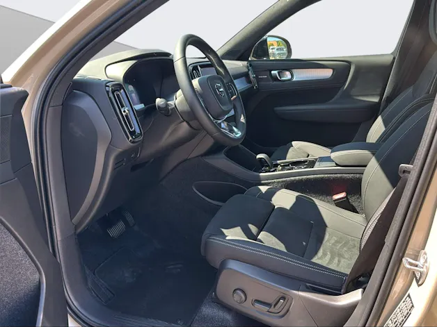 VOLVO XC40 2.0 B3 MH Plus Dark