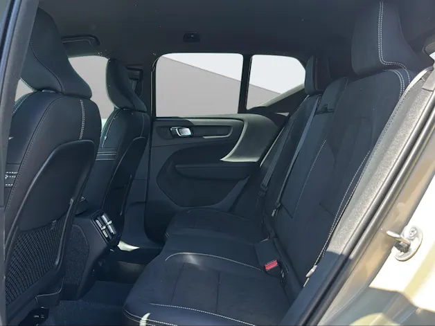 VOLVO XC40 2.0 B3 MH Plus Dark