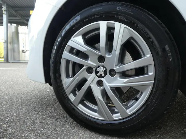 Peugeot 208 1.2 PureTech 100 Active Pack EAT8