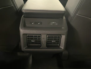 https://vehicle.imgix.net/4385403/eb9c39bc-5a28-406f-9c6a-0ee75f0392ae.jpg