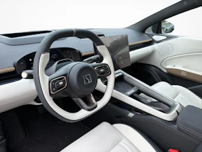 https://vehicle.imgix.net/4385786/e5d9295f-ff77-4a53-acce-f38d0413e39f.jpg